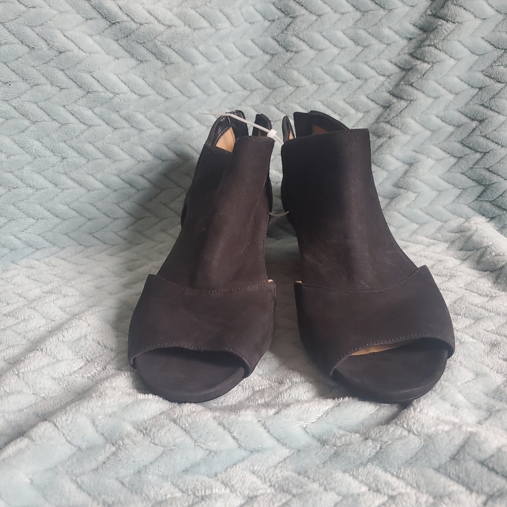 Naturalizer low wedge sandal